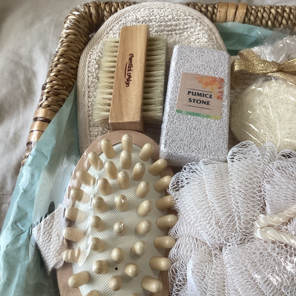 Essential Design Luxury Bath & Spa Gift Basket Set with Wood Massager nail brush - Picture 5 of 8